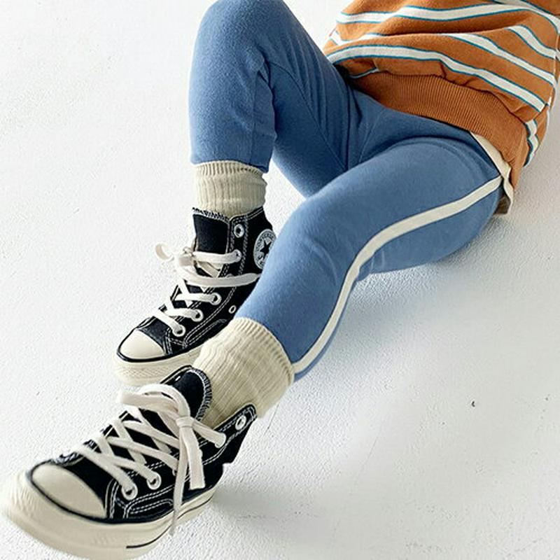 【只今20%OFF】ワンサイドラインレギンス・u09333 キッズ【3~8才】【pt】【レギンス パンツ ズボン ロングパンツ 長ズボン サイドライン ラインパンツ カジュアル ラフ スポティー 女の子 男の子 秋 冬 韓国 韓国子供服 子供 こども 子供服 こども服】【KIDS】