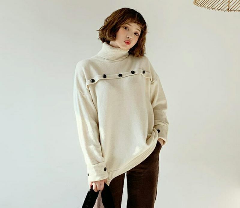 【只今10%OFF】フェイクボタンタートルニット・全3色・b62074 レディース 【tops】【韓国 ファッション トップス ニット ハイネック 長袖 ロングスリーブ ルーズ ゆったり オーバーサイズ 体型カバー お尻カバー ロング 無地 カジュアル 秋 冬】