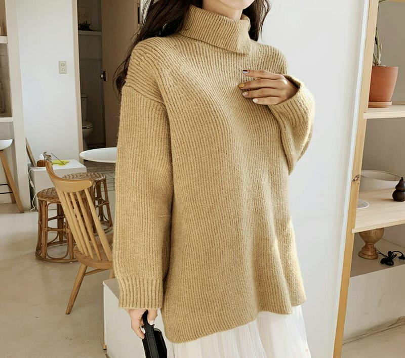 【只今10%OFF】スリットタートルニット・全2色・b62077 レディース 【tops】【韓国 ファッション トップス ニット ハイネック 長袖 ロングスリーブ リブニット ルーズ ゆったり　オーバーサイズ 体型カバー ドロップショルダー ロング お尻カバー 無地 カジュアル 秋 冬】