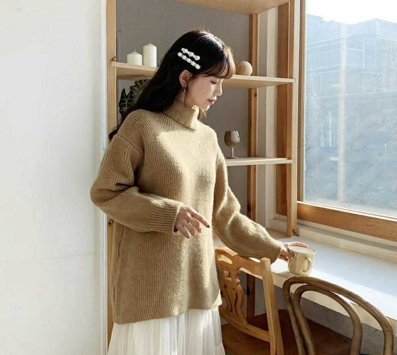 【只今10%OFF】スリットタートルニット・全2色・b62077 レディース 【tops】【韓国 ファッション トップス ニット ハイネック 長袖 ロングスリーブ リブニット ルーズ ゆったり　オーバーサイズ 体型カバー ドロップショルダー ロング お尻カバー 無地 カジュアル 秋 冬】