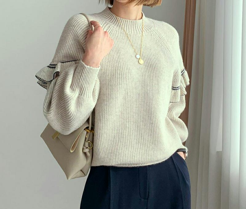 【マラソン特価】スリーブフリルニット・全2色・e56380 レディース 【tops】【韓国 ファッション トップス ニット　モックネック ラウンドネック 長袖　パフスリーブ ぼわん袖 ボリューム袖 無地 リブニット フリル ガーリー ラグランスリーブ カジュアル 秋 冬】