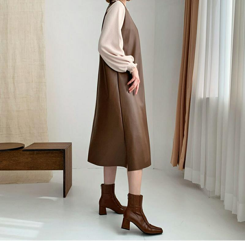 【只今10%OFF】裏起毛レザー調ワンピース・全2色・b56356 レディース 【ops】【韓国 ファッション ワンピース ロング Vネック ノースリーブ スリーブレス ベストワンピース Hライン 光沢 艶 ユニーク 無地 カジュアル 秋 冬】