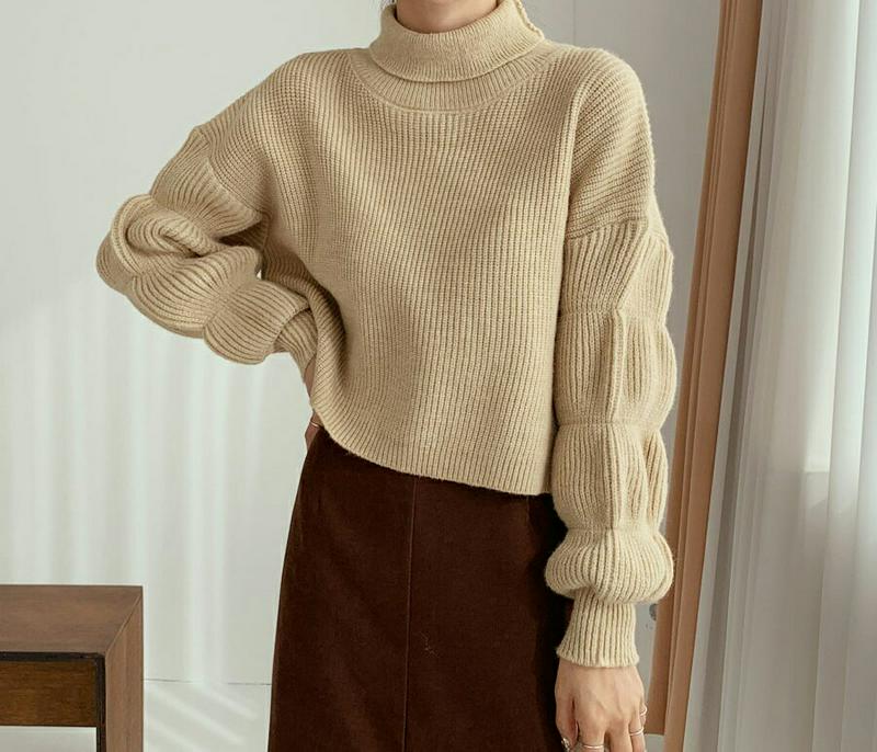 ボリュームスリーブニット・全2色・e56342 レディース 【tops】【韓国 ファッション トップス ニット　タートルネック ハイネック 長袖　パフスリーブ ぼわん袖 ボリューム袖 無地 リブニット フリル ガーリー カジュアル 秋 冬】