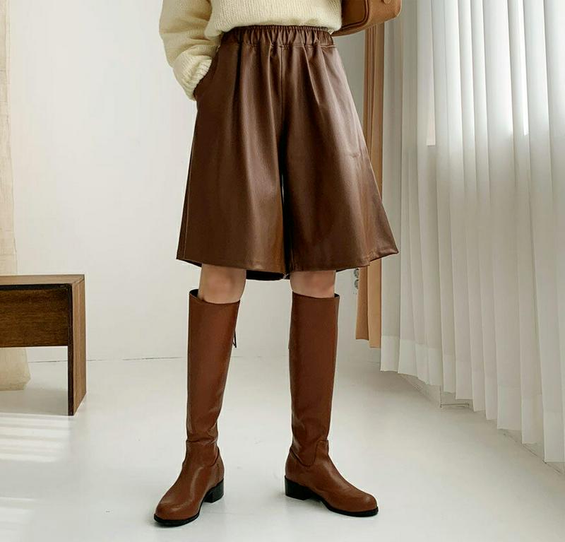 【新作10%OFF】裏起毛レザー調ショートパンツ・全2色・b56391 レディース 【pt】【韓国 ファッション ボトムス パンツ 半ズボン 短パン ハーフパンツ ショート 膝丈 バミューダパンツ フレア Aライン ワイド ガウチョパンツ 無地 カジュアル 秋 冬】