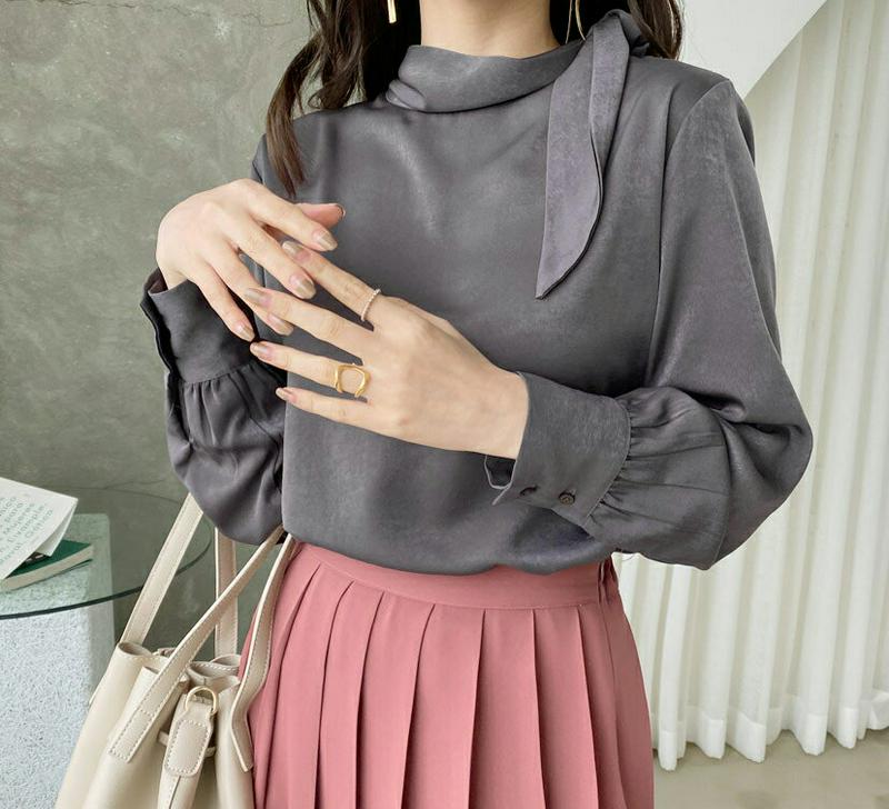 【新作10%OFF】ボタンリボンブラウス・全2色・b65479 レディース 【bl】【トップス ブラウス 長袖 リボン りぼん 単色 無地 シンプル フェミニン 大人 光沢 ハーフネック 上品 秋 冬 韓国 ファッション】【ハイホリHIHOLLI】