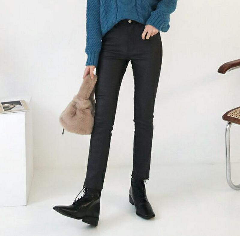 【只今10%OFF】裏起毛レザー調カットオフパンツ・全1色・t56324 レディース 【pt】【韓国 ファッション ボトムス パンツ ロング スリム 細身 タイト スキニー ストレート 切りっぱなし カット 光沢 レザー カジュアル 秋 冬】