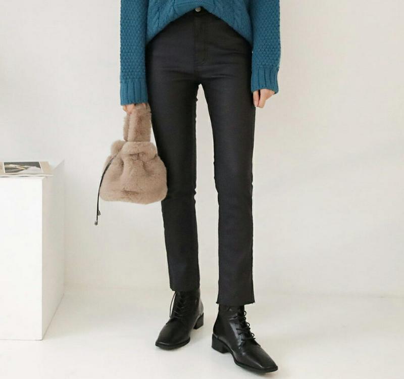 【只今10%OFF】裏起毛レザー調カットオフパンツ・全1色・t56324 レディース 【pt】【韓国 ファッション ボトムス パンツ ロング スリム 細身 タイト スキニー ストレート 切りっぱなし カット 光沢 レザー カジュアル 秋 冬】