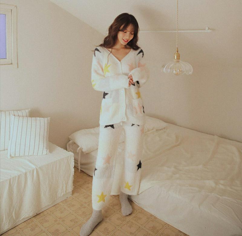 【只今10%OFF】ソフトスターパジャマSET・全2色・e44334 レディース 【uw】【韓国 ファッション パジャマ 部屋着 ルームウェア 寝間着 長袖 ボタン 前開 パンツ ロング パターン 柄 ファー カジュアル 秋 冬】