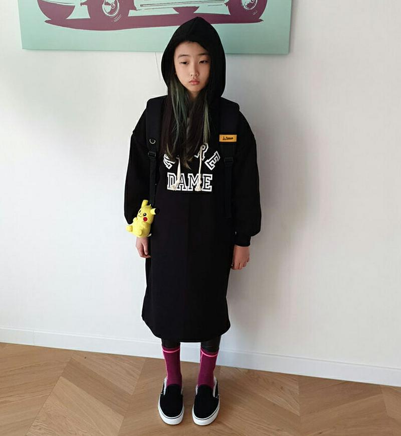 【キッズ30%OFF】裏起毛ロゴロングフードワンピース(junior)・u09674 キッズ【9~17才】【ops】【ワンピース ミディ丈 ミディワンピース 長袖 フード ロゴ 裏起毛 カジュアル ラフ 女の子 男の子 冬 韓国 韓国子供服 子供 こども 子供服 こども服】【KIDS】