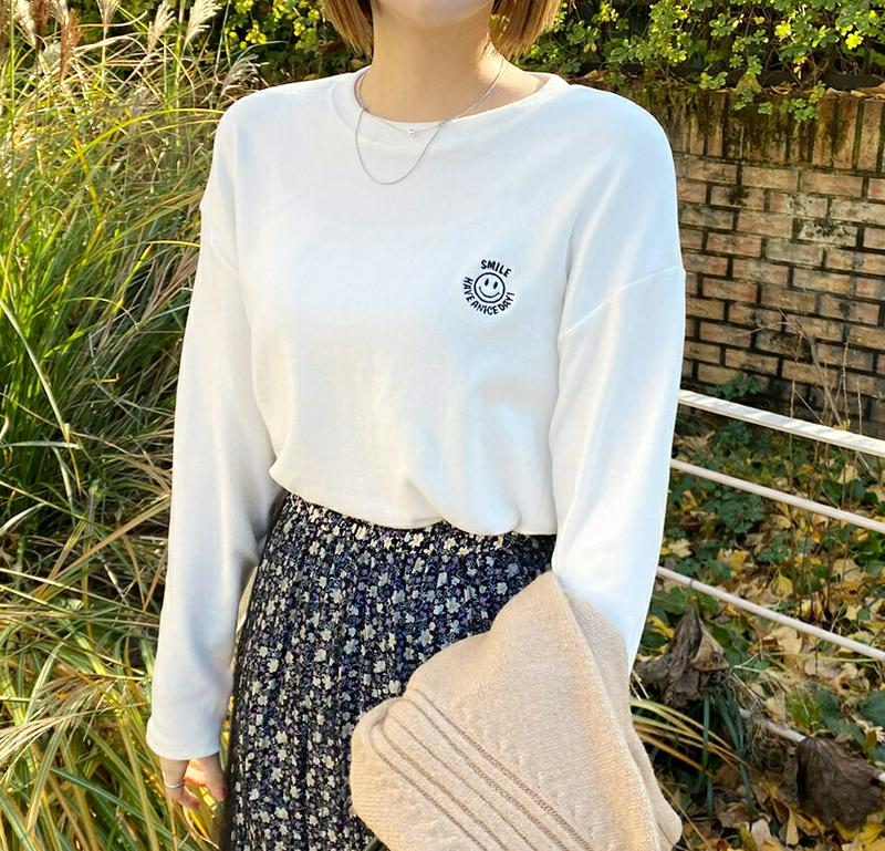 【只今10%OFF】スマイルレタリングTシャツ・全4色・t61971 レディース 【tops】【韓国 ファッション トップス ラウンドネック 長袖 カットソー Tシャツ ルーズ ゆったり オーバーサイズ ドロップショルダー ロゴ 刺繍 ロンT 体型カバー カジュアル 秋 冬】
