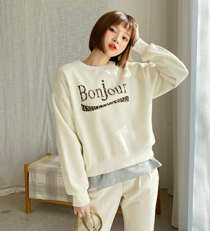 【只今10%OFF】裏起毛レオパードレタリングスウェット・全2色・t61954 レディース 【tops】【韓国 ファッション トップス スウェット ラウンドネック 長袖 トレーナー カットソー Tシャツ ルーズ ゆったり オーバーサイズ ドロップショルダー ロゴ カジュアル 秋 冬】