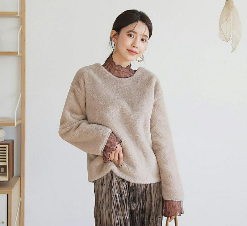 【只今10%OFF】エコファーVネックTシャツ・全4色・t61205 レディース 【tops】【韓国 ファッション トップス Tシャツ カットソー ルーズ ゆったり 無地 ソフト もちもち やわらかい フェイクファー ファートップス カジュアル 秋 冬】
