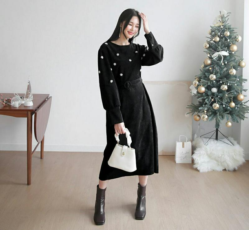 【只今10%OFF】ベルト付パールコーデュロイワンピース・全2色・t61222 レディース 【ops】【韓国 ファッション ワンピース ロング フレア Aライン ラウンドネック 長袖 ウエストマーク パール パールブローチ 上品 フェミニン カジュアル 秋 冬】