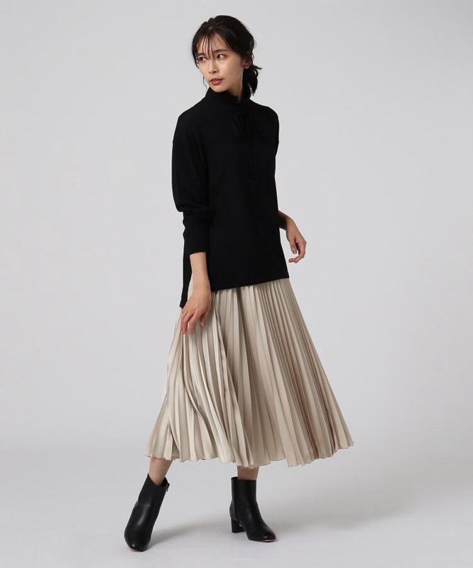 サテンプリーツスカート