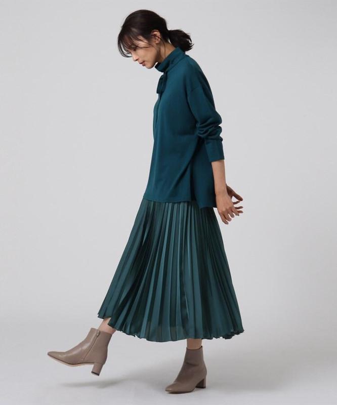 サテンプリーツスカート