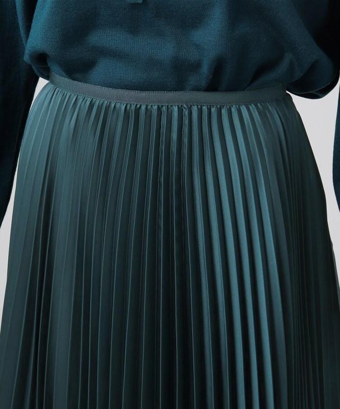 サテンプリーツスカート