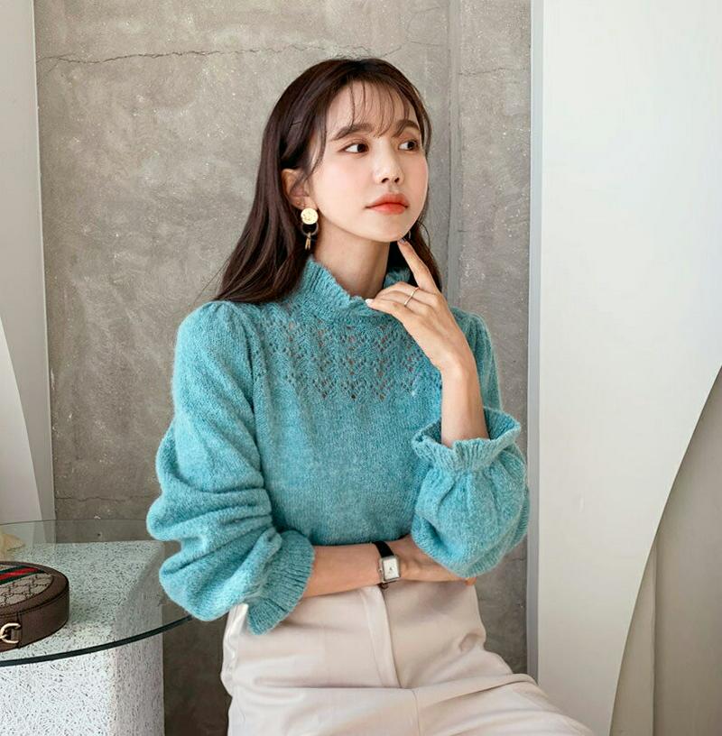 【只今10%OFF】フリルシアーニット・全4色・b64613 レディース 【tops】【韓国 ファッション トップス ニット モックネック ハーフネック 長袖 パフスリーブ ぼわん袖 ボリューム袖 パンチングニット カラーミックス メランジ カジュアル 秋 冬】