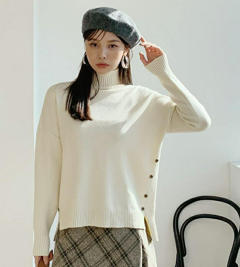 【只今10%OFF】アンバランスボタンニット・全4色・b65681 レディース 【tops】【トップス ニット ニットトップス 長袖 アンバランス 単色 無地 シンプル ハイネック スリット カジュアル ベーシック ウール 秋 冬韓国 ファッション】【ハイホリHIHOLLI】