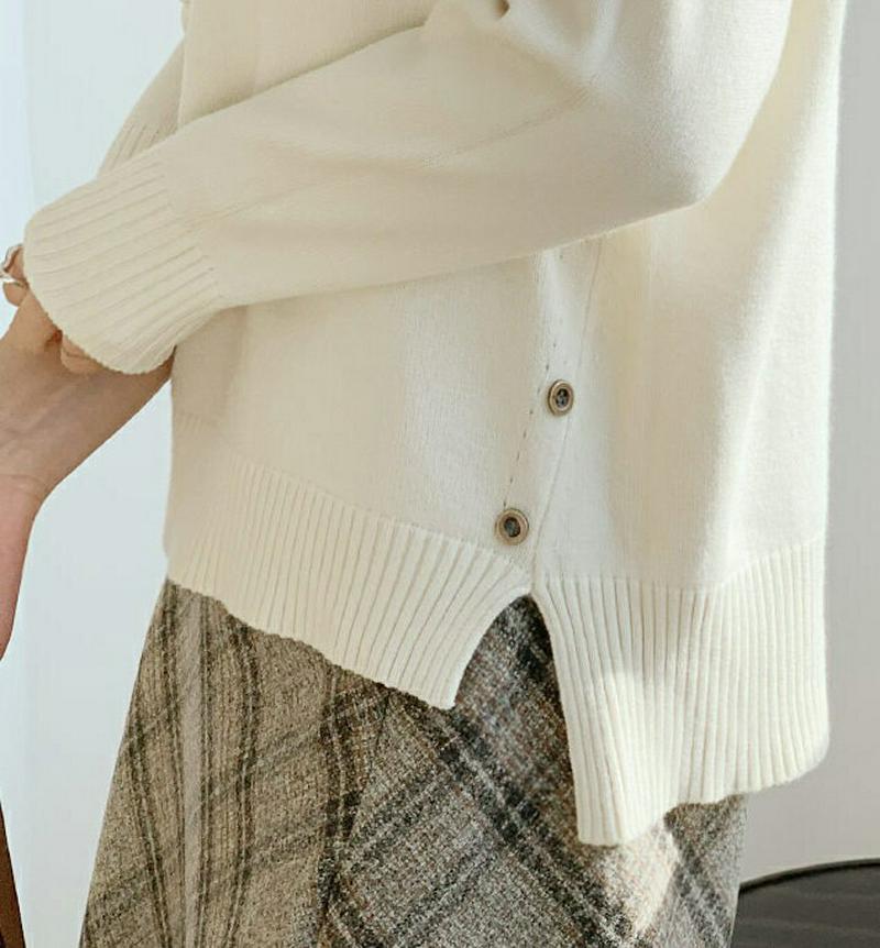 【只今10%OFF】アンバランスボタンニット・全4色・b65681 レディース 【tops】【トップス ニット ニットトップス 長袖 アンバランス 単色 無地 シンプル ハイネック スリット カジュアル ベーシック ウール 秋 冬韓国 ファッション】【ハイホリHIHOLLI】