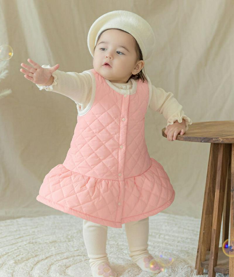 キルトワンピース(ピンク)・p010045 キッズ【0~2才】【ops】【ワンピース キルト キルティング 単色 シンプル カジュアル レイヤード スリーブレス ノースリーブ かわいい 女の子 秋 冬 韓国 韓国子供服 子供 こども 子供服 こども服】【KIDS】