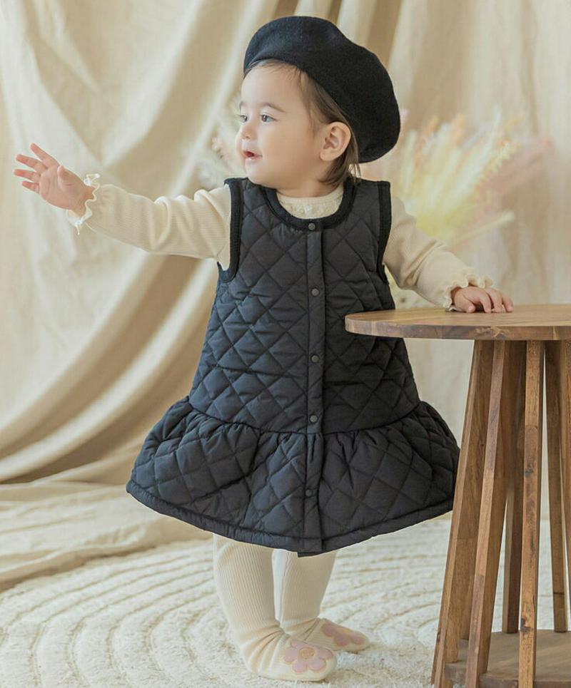 キルトワンピース(ブラック)・p010046 キッズ【0~2才】【ops】【ワンピース キルト キルティング 単色 シンプル カジュアル レイヤード スリーブレス ノースリーブ かわいい 女の子 秋 冬 韓国 韓国子供服 子供 こども 子供服 こども服】【KIDS】