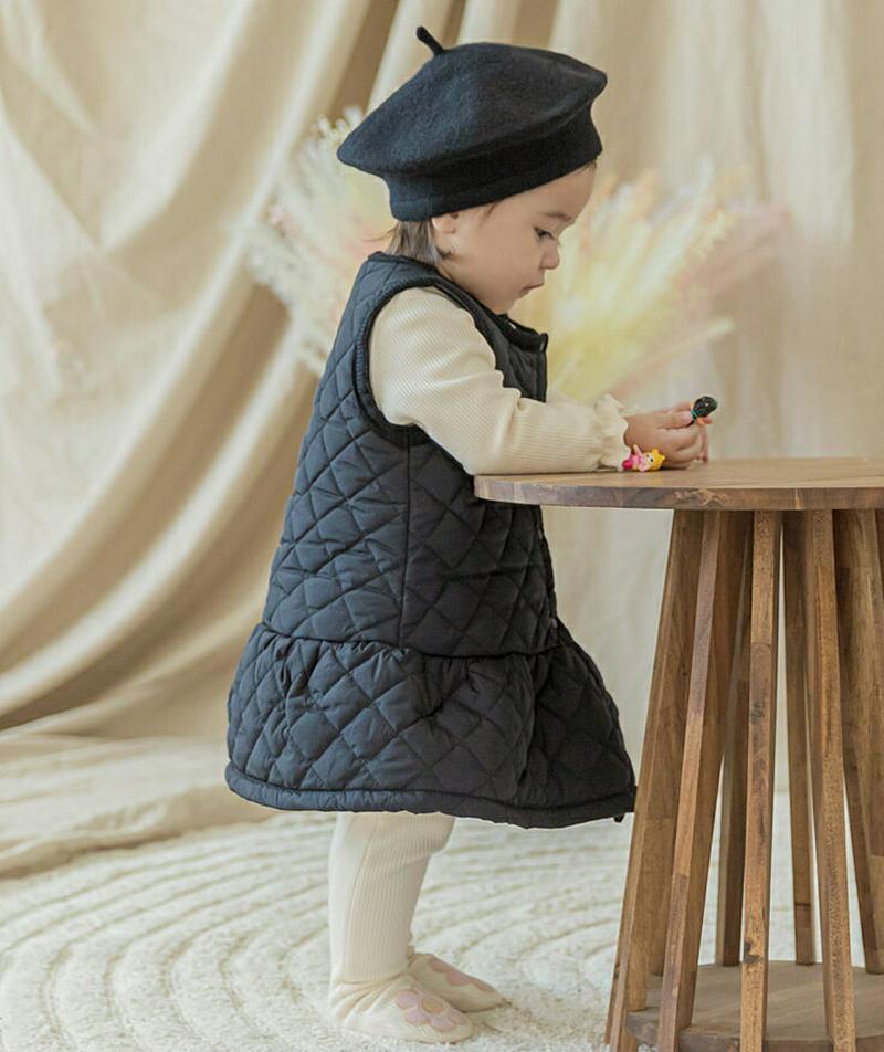 キルトワンピース(ブラック)・p010046 キッズ【0~2才】【ops】【ワンピース キルト キルティング 単色 シンプル カジュアル レイヤード スリーブレス ノースリーブ かわいい 女の子 秋 冬 韓国 韓国子供服 子供 こども 子供服 こども服】【KIDS】