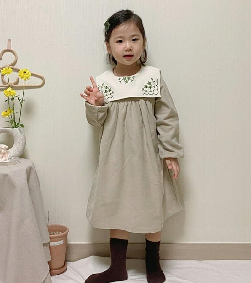 【キッズ30%OFF】配色ボックスネックワンピース・u09997 キッズ【3~8才】【ops】【ワンピース ロング ロングワンピース 長袖 配色 襟コンシャス ナチュラル 可愛い かわいい 女の子 秋 冬 韓国 韓国子供服 子供 こども 子供服 こども服】【KIDS】