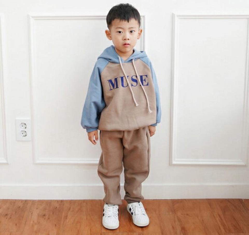 裏起毛配色MUSEフーディ上下SET・p010288 キッズ【3~8才】【set】【セットアップ setup トップス パーカー 長袖 パンツ ズボン ロングパンツ 長ズボン 裏起毛 ロゴ 女の子 男の子 冬 韓国 韓国子供服 子供 こども 子供服 こども服】【KIDS】