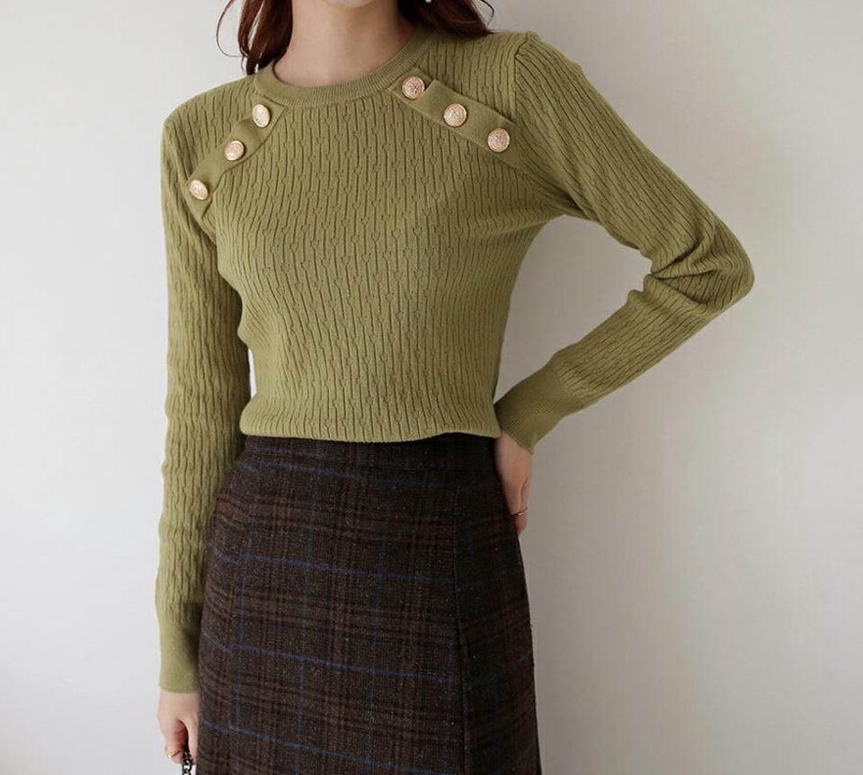 【只今10%OFF】ゴールドボタンリブニット・全4色・b65626 レディース 【tops】【トップス ニット ニットトップス 長袖 ゴールドボタン 単色 無地 シンプル リブ リブニット カジュアル 大人 上品 秋 冬 韓国 ファッション】【ハイホリHIHOLLI】