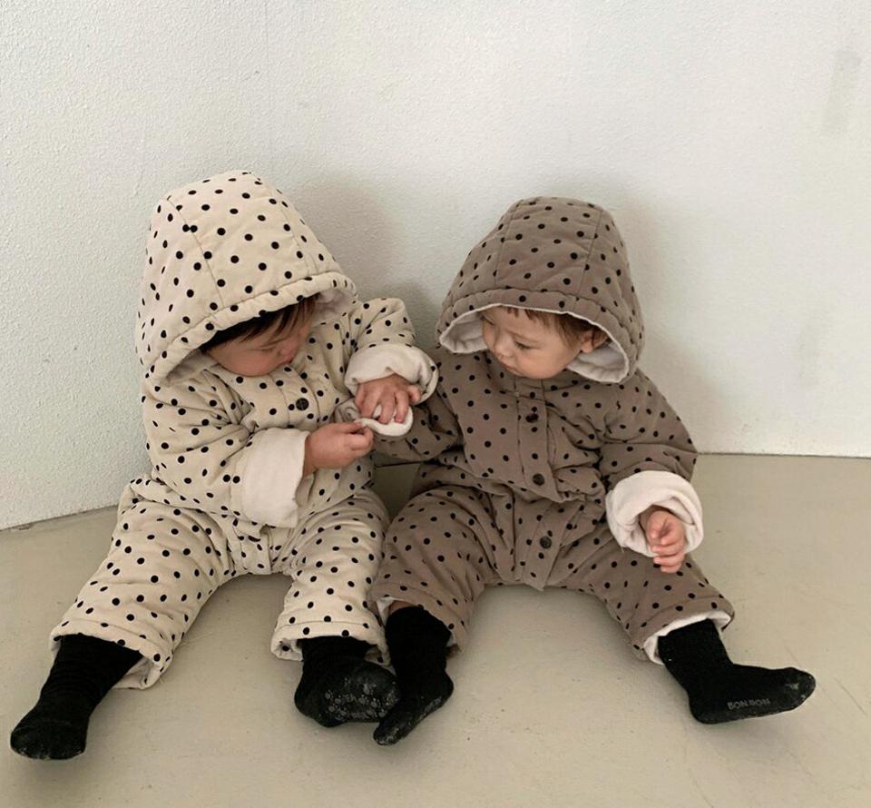 【キッズ30%OFF】ドットフードロンパース・p009594 キッズ【0~2才】【bc】【ロンパース 長袖 パンツ ズボン 長ズボン ドット柄 フード カジュアル 可愛い かわいい 女の子 男の子 冬 韓国 韓国子供服 子供 こども 子供服 こども服】【KIDS】