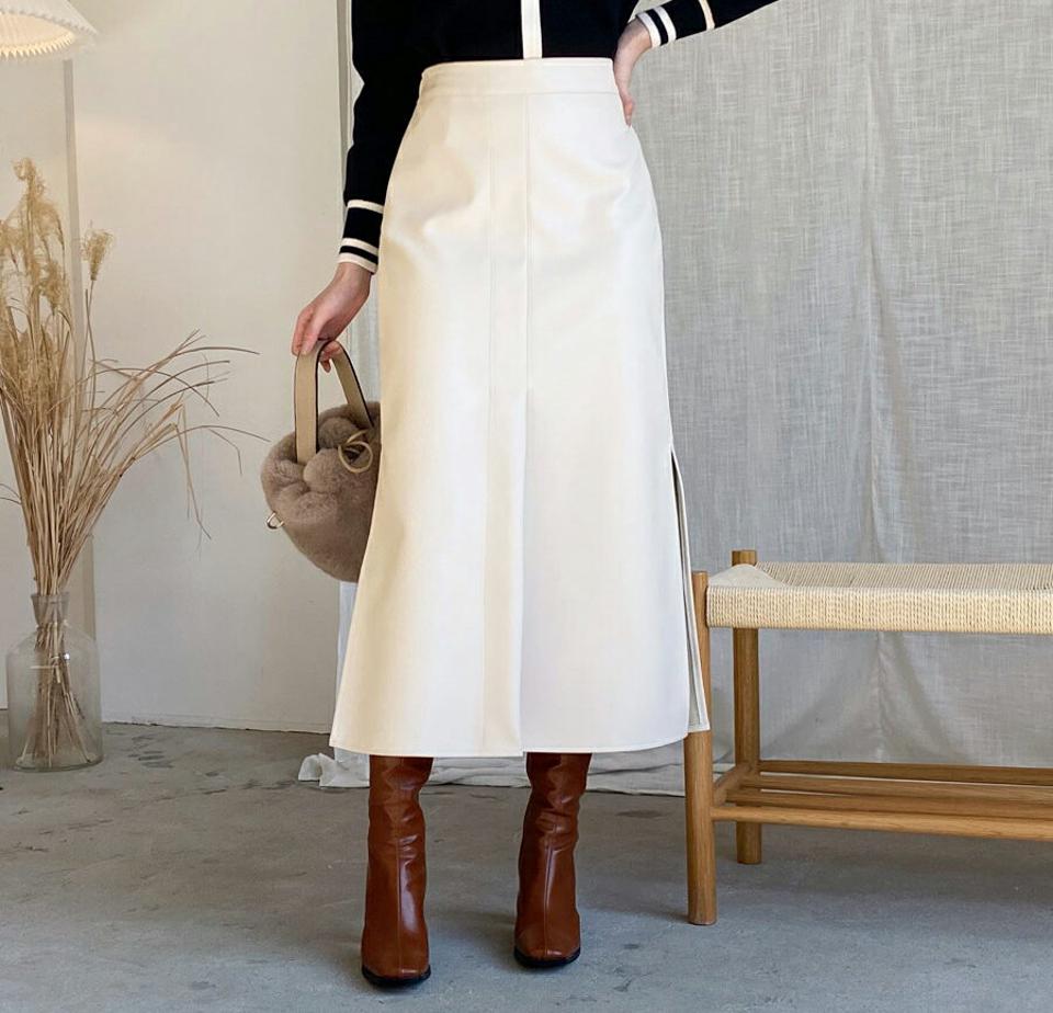 レザー調スリットスカート・全3色・62296 レディース 【sk】【韓国 ファッション ボトムス スカート ロング Aライン フレア レザーライク フロントタック サイドスリット 無地 光沢 カジュアル 秋 冬】