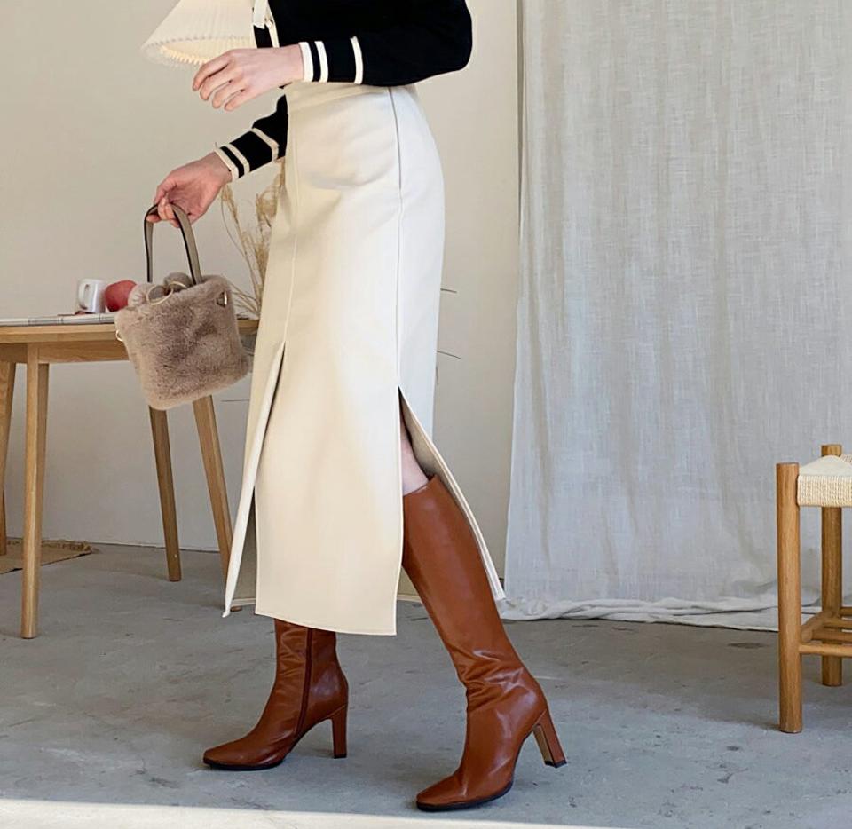 レザー調スリットスカート・全3色・62296 レディース 【sk】【韓国 ファッション ボトムス スカート ロング Aライン フレア レザーライク フロントタック サイドスリット 無地 光沢 カジュアル 秋 冬】