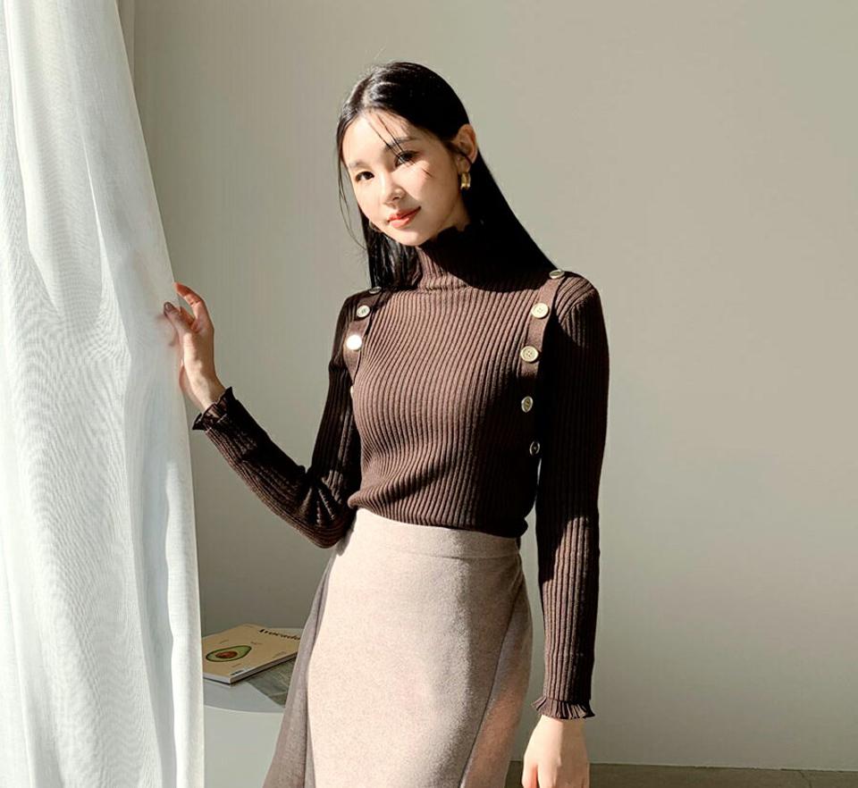 フリルフェイクボタンニット・全3色・b62279 レディース 【tops】【韓国 ファッション トップス ニット ハイネック フリルネック レースネック 長袖 リブニット ユニーク スリム タイト 細身 無地 カジュアル 秋 冬】