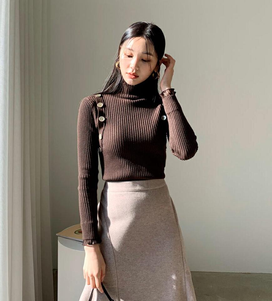 フリルフェイクボタンニット・全3色・b62279 レディース 【tops】【韓国 ファッション トップス ニット ハイネック フリルネック レースネック 長袖 リブニット ユニーク スリム タイト 細身 無地 カジュアル 秋 冬】