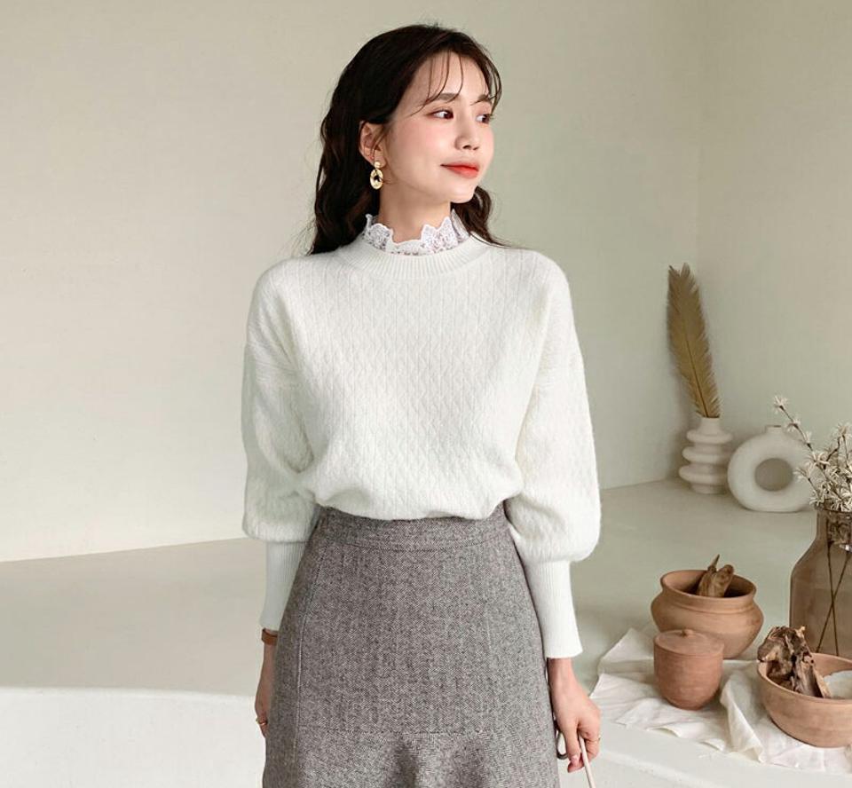 レースフリルネックニット・全3色・b56470 レディース 【tops】【韓国 ファッション トップス ニット レースネック フリルネック ハーフネック モックネック 長袖 パフスリーブ ぼわん袖 ボリューム袖 テクスチャー パステル きれいめ 無地 秋 冬】