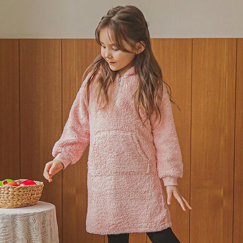 ハーフジップソフトワンピース・p009890 キッズ【3~8才】【ops】【ワンピース ミディ丈 ミディワンピース 長袖 フリース 単色 無地 シンプル カジュアル ジップアップ 女の子 秋 冬 韓国 韓国子供服 子供 こども 子供服 こども服】【KIDS】