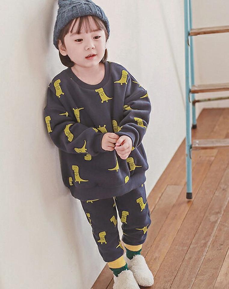 両起毛ダイナソーパターン上下SET・p010389 キッズ【3~8才】【set】【セットアップ setup トップス トレーナー 長袖 パンツ ズボン 長ズボン 恐竜 柄 スウェット 裏起毛 女の子 男の子 冬 韓国 韓国子供服 子供 こども 子供服 こども服】【KIDS】