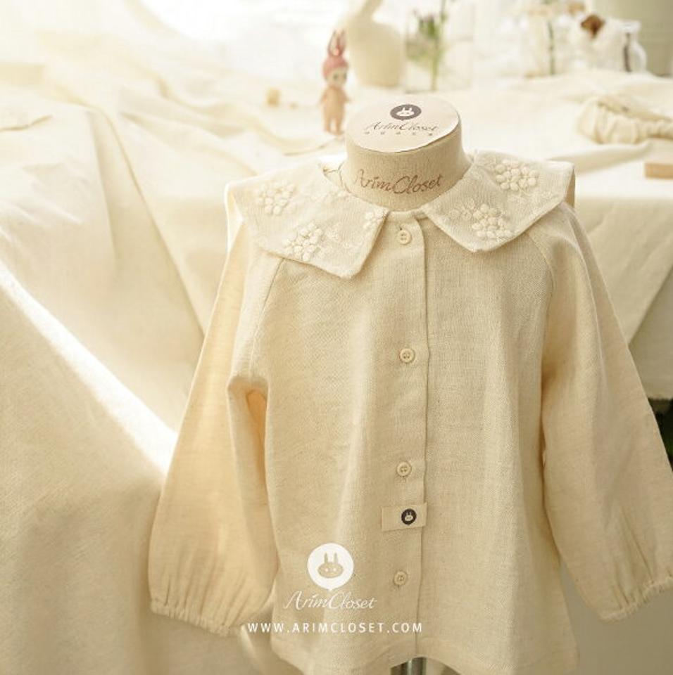 刺繍カラーコットンブラウス・p008608 キッズ【0~2才】【bl】【トップス ブラウス 長袖 コットン 綿 レース 襟コンシャス 刺繍 花柄 フラワー 可愛い かわいい ガーリー 女の子 秋 冬 韓国 韓国子供服 子供 こども 子供服 こども服】【KIDS】