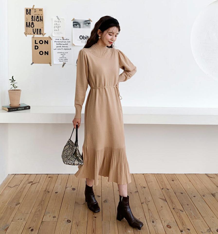 ストラップ付ニットワンピース・全2色・b64679 レディース 【ops】【韓国 ファッション ワンピース ロング フレア Aライン モックネック 長袖 パフスリーブ ニットワンピース 無地 カジュアル 秋 冬】