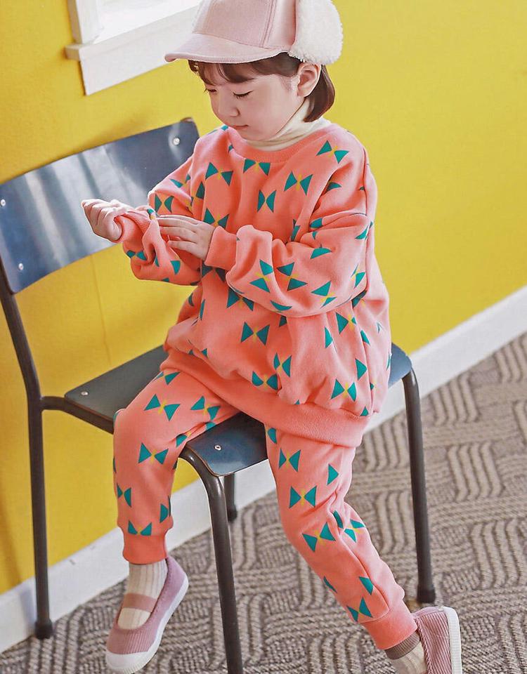 【キッズ30%OFF】両起毛バタフライスウェット上下SET・p010393 キッズ 【3~8才】【SET】【韓国 ファッション セットアップ スウェット トレーナー Tシャツ カットソー 長袖 パンツ ロング アウトドア 運動 柄 キッズ 子供 子供服 幼稚園 通学 通園 低学年 秋 冬】【KIDS】