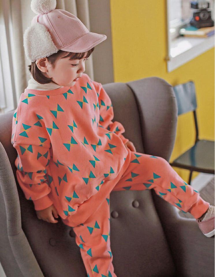 【キッズ30%OFF】両起毛バタフライスウェット上下SET・p010393 キッズ 【3~8才】【SET】【韓国 ファッション セットアップ スウェット トレーナー Tシャツ カットソー 長袖 パンツ ロング アウトドア 運動 柄 キッズ 子供 子供服 幼稚園 通学 通園 低学年 秋 冬】【KIDS】