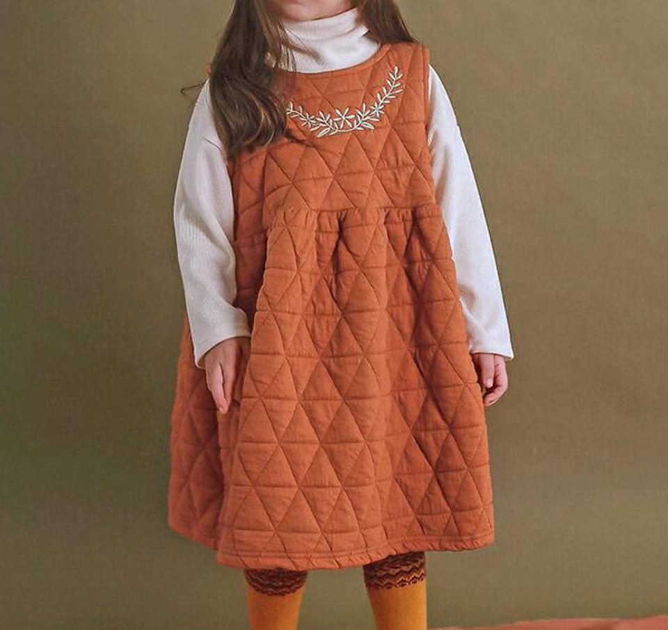 【キッズ30%OFF】刺繍キルティングスリーブレス・p010421 キッズ【3~8才】【ops】【ワンピース スリーブレス ノースリーブ キルティング キルト 刺繍 単色 シンプル カジュアル レイヤード 女の子 秋 冬 韓国 韓国子供服 子供 こども 子供服 こども服】【KIDS】