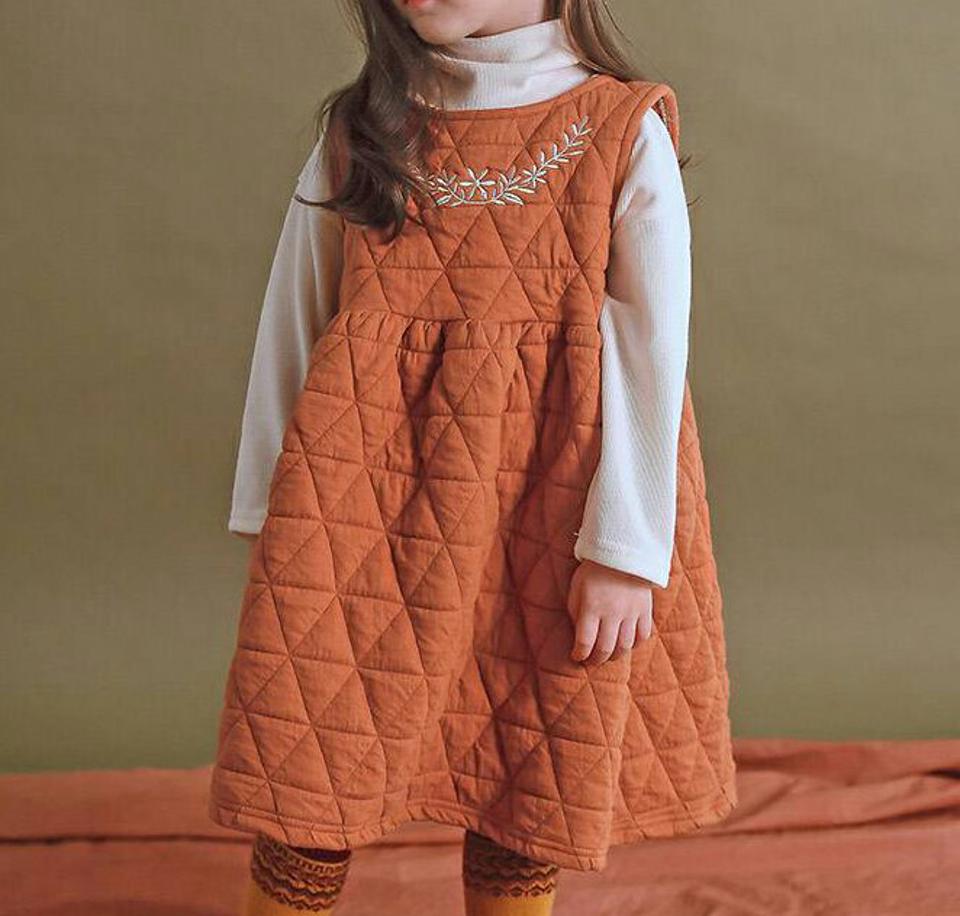 【キッズ30%OFF】刺繍キルティングスリーブレス・p010421 キッズ【3~8才】【ops】【ワンピース スリーブレス ノースリーブ キルティング キルト 刺繍 単色 シンプル カジュアル レイヤード 女の子 秋 冬 韓国 韓国子供服 子供 こども 子供服 こども服】【KIDS】