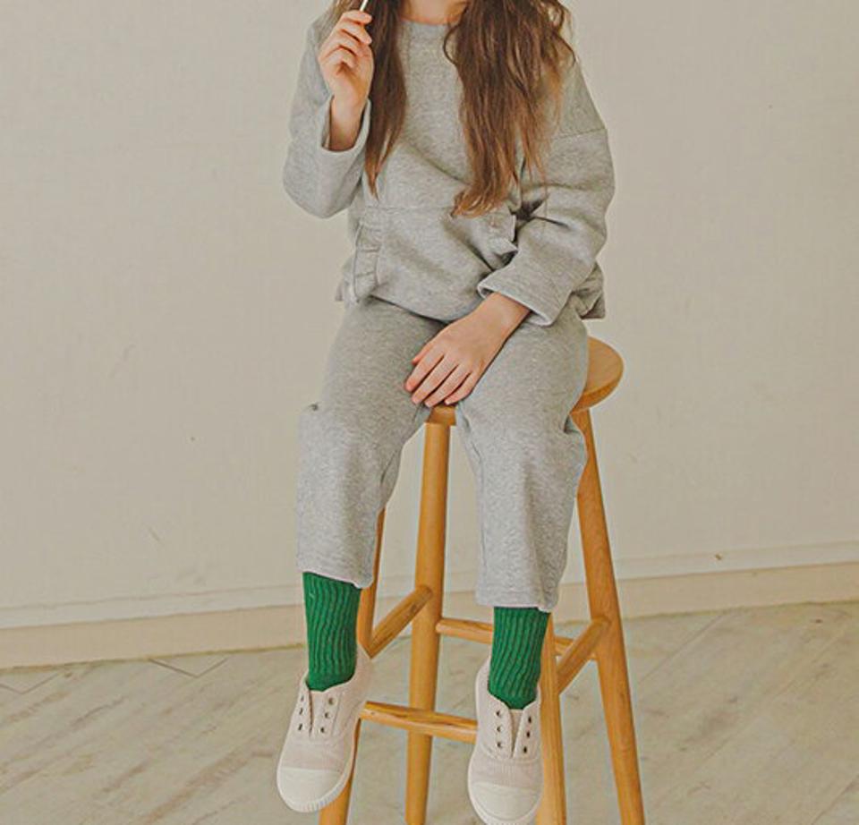 裏起毛フリルポケットスウェット上下SET(gray)・p010081 キッズ【3~8才】【set】【セットアップ setup トップス スウェット トレーナー 長袖 パンツ ズボン ロングパンツ 長ズボン 裏起毛 女の子 冬 韓国 韓国子供服 こども 子供服 こども服】【KIDS】