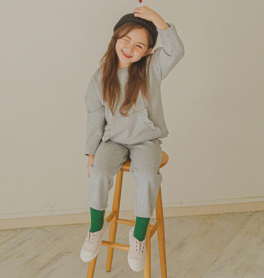 裏起毛フリルポケットスウェット上下SET(gray)・p010081 キッズ【3~8才】【set】【セットアップ setup トップス スウェット トレーナー 長袖 パンツ ズボン ロングパンツ 長ズボン 裏起毛 女の子 冬 韓国 韓国子供服 こども 子供服 こども服】【KIDS】