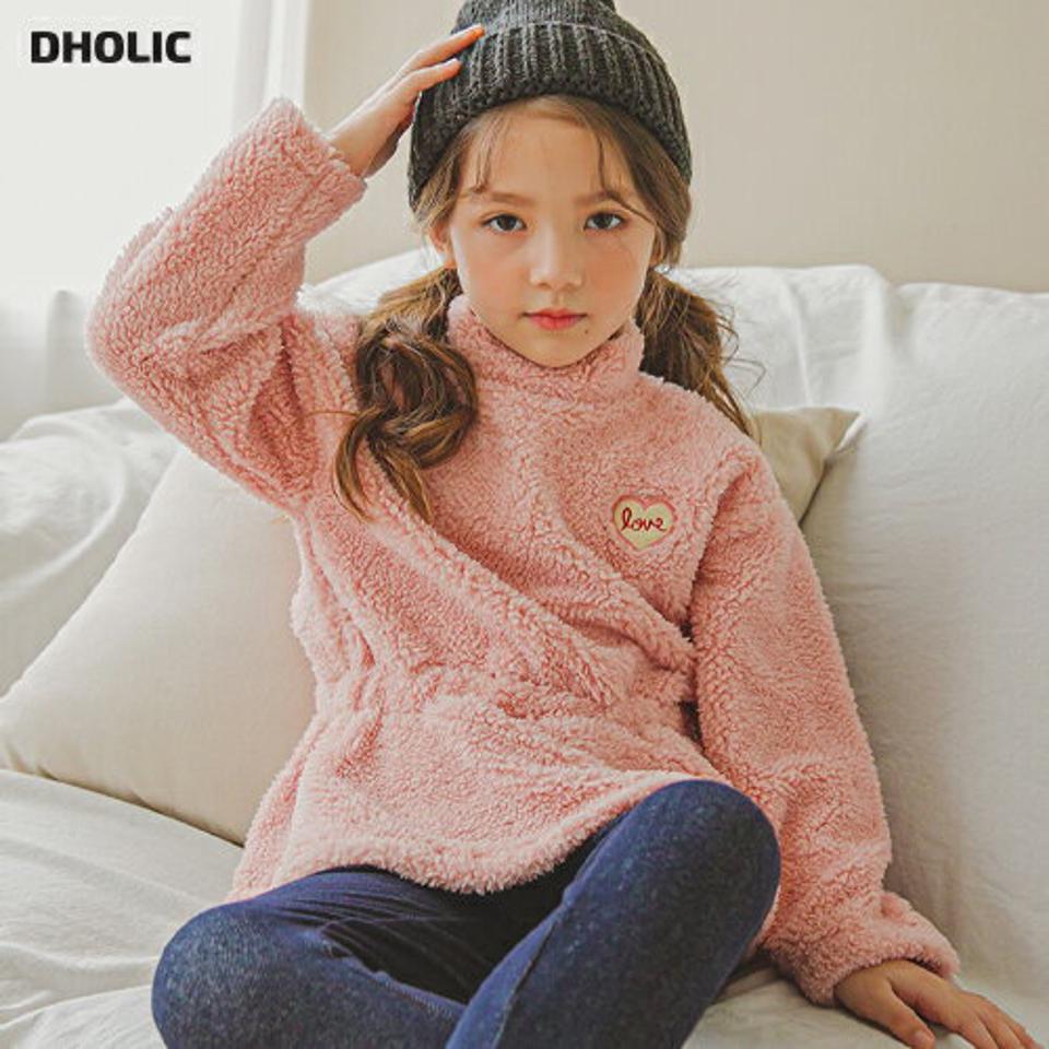 バックボタンラブソフトTシャツ(pink)・p009887 キッズ 【3~8才】【tops】【韓国 ファッション トップス Tシャツ ハーフネック ハイネック ボアTシャツ ボア ファー ロゴ 女の子 キッズ 子供 子供服 幼稚園 通学 通園 低学年 秋 冬】【KIDS】