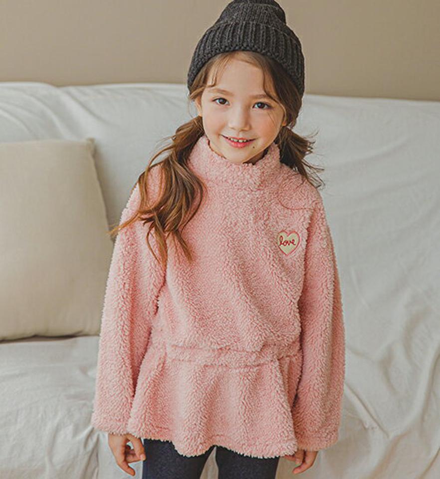 バックボタンラブソフトTシャツ(pink)・p009887 キッズ 【3~8才】【tops】【韓国 ファッション トップス Tシャツ ハーフネック ハイネック ボアTシャツ ボア ファー ロゴ 女の子 キッズ 子供 子供服 幼稚園 通学 通園 低学年 秋 冬】【KIDS】