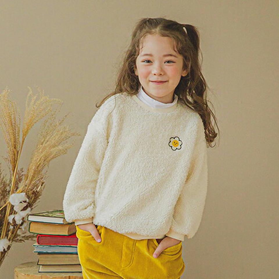 スマイルフラワーボアスウェット(ivory)・p009896 キッズ 【3~8才】【tops】【韓国 ファッション トップス スウェット トレーナー Tシャツ ボアTシャツ ボア ファー ロゴ 女の子 男の子 キッズ 子供 子供服 幼稚園 通学 通園 低学年 秋 冬】【KIDS】