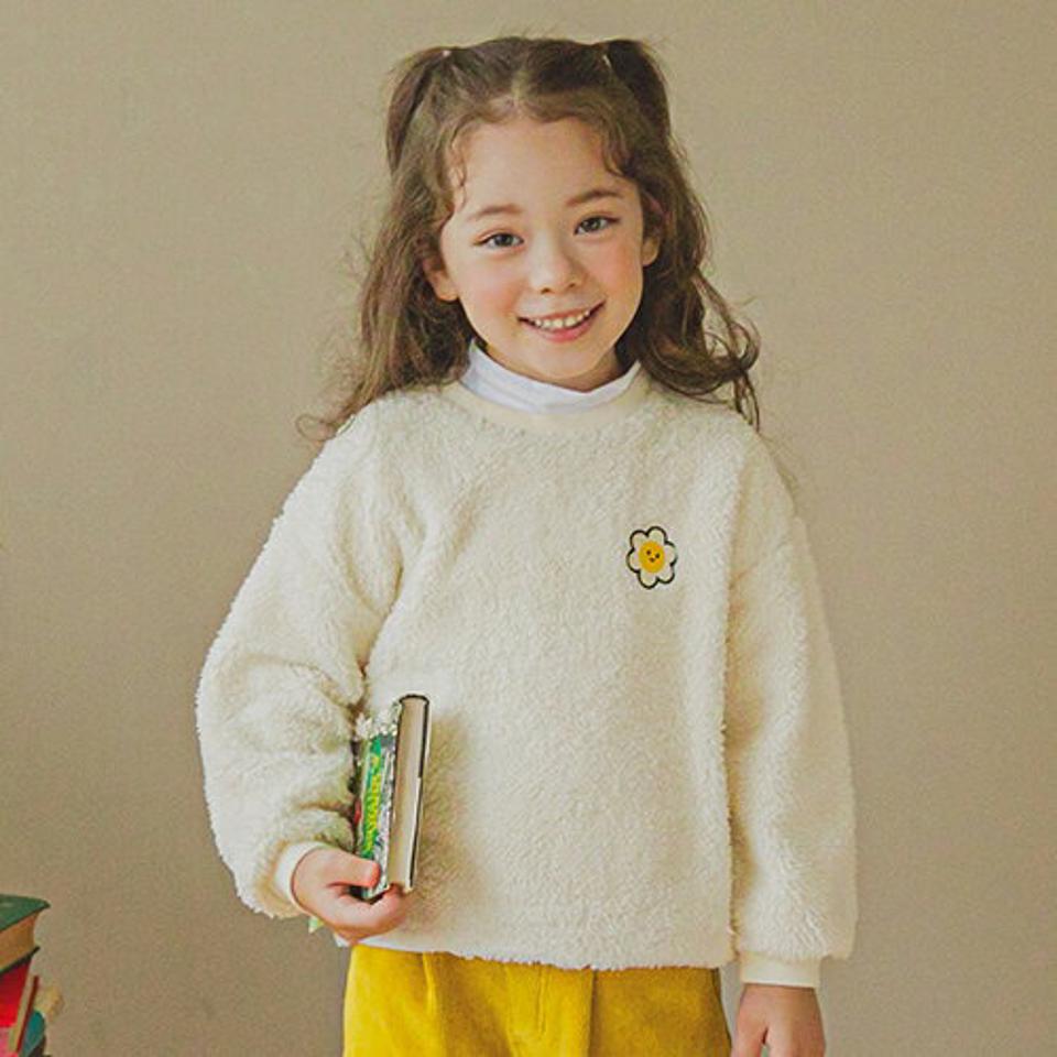 スマイルフラワーボアスウェット(ivory)・p009896 キッズ 【3~8才】【tops】【韓国 ファッション トップス スウェット トレーナー Tシャツ ボアTシャツ ボア ファー ロゴ 女の子 男の子 キッズ 子供 子供服 幼稚園 通学 通園 低学年 秋 冬】【KIDS】