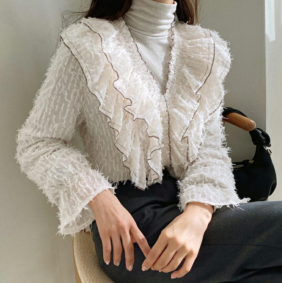 フリル刺繍ラインブラウス・全2色・b62365 レディース 【bl】【韓国 ファッション トップス ブラウス 長袖 Vネック レース 上品 パール ボタン フリル フェミニン パフスリーブ テクスチャー カジュアル 秋 冬】